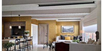 Exclusivo apartamento amoblado de 210 m2 en El Golf, donde el lujo se encuentra con la funcionalidad. Cuenta con 3 alcobas con baño privado, baño auxiliar, y 2 garajes amplios. Disfruta de un diseño inteligente, armarios empotrados modernos y un balcón con vista panorámica que invita al descanso. Vive con el confort de un edificio con gimnasio, piscina, sauna, turco, jacuzzi, zonas infantiles y deportivas, además de salón comunal y ascensor. Ideal para quienes buscan mudarse sin preocupaciones y disfrutar de un estilo de vida superior.
