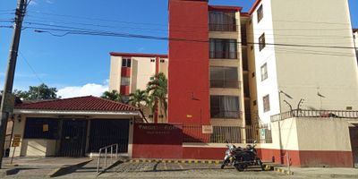 ¡Venta de apartamento en Parques de la Flora, Prados del Norte – Cali! Ubicado en el 4° piso de la Torre C (sin ascensor), este apartamento cuenta con sala-comedor, cocina integral, sala de estar, 3 alcobas (principal con baño y closet), alcoba de servicio con baño, baño social, zona de oficios y hall de alcobas. Parqueadero cubierto No. 82. El conjunto residencial ofrece vigilancia 24/7, senderos peatonales, zonas verdes, juegos infantiles y parqueadero de visitantes. Excelente ubicación sobre la Av. 2E Norte, con acceso por vías principales como la Av. 3 Norte y Calle 34 Norte. Cercano a parques, colegios, terminal de transportes y más. Fácil acceso al transporte público (MIO, buses y taxis). ¡Ideal para familias que buscan tranquilidad y comodidad!