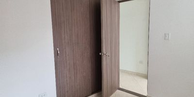 Hermoso apartamento en edificio en San Francisco, Itagüí, piso 4; apto con muy buenos acabados y ubicado en una zona muy tranquila.
Comodidades: sala-comedor, cocina integral, 2 alcobas, 2 clósets, 1 baño con cabina en cristal templado, piso en cerámica, ventanal, zona de ropas amplia, red de gas y calentador.
Cercano a supermercados, a instituciones educativas, a iglesias y con todo el transporte público a la mano.