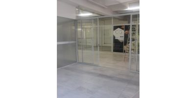 Excelentes locales con buena ubicacion, cada uno cuenta con un area de 20mts, dentro de un mall comercial donde ya hay varios locales con reconocimiento, zona de parqueo en la via publica, locales bien iluminados y frescos.

Zona comercial y residencial
