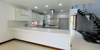 Hermosa casa en conjunto cerrado con zonas verdes muy amplias en un punto muy estratégico , con rutas de transporte muy buenas, cuenta con: 3 habitaciones con su propio baño, patio con zona verde sala comedor amplia una cocina abierta .