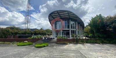 Arriendo local Comercial en Rionegro vía el tablazo,5.200 mts, con área construida de 900 mts, excelente ubicación, sobre la vía principal, excelente transporte publico y amplios parqueaderos comunes.Arrienda Activos y Bienes, Inmobiliaria experta en administración y arrendamiento de apartamentos, casas, locales, bodegas y oficinas en el Oriente Antioqueño, Medellín y toda el área Metropolitana. Información sujeta a cambios. Las imágenes de muebles, enseres, decoración y demás elementos son una referencia.