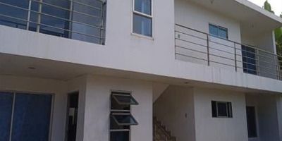 Te presentamos confortable apartamento  ubicado en el sector de La Industria, un lugar estratégico de la ciudad gracias a su alto flujo peatonal y vehicular, inmueble ubicado en una zona residencial, terraza, sala, comedor, cocina, tres alcobas, dos baños. Cerca podrás encontrar, parques, zonas gastronómicas, bares, restaurantes, clínicas, no esperes más y anímate a encontrar con nosotros tu lugar ideal. Contáctanos y déjanos tener el privilegio de atenderte. 