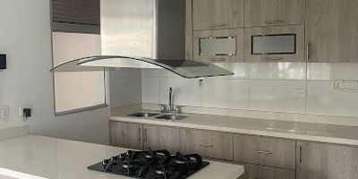 Inmueble para venta y arriendo en sector Estadio/Laureles. Medellín, Antioquia, ubicado en un tranquilo primer piso. Cuenta con 4 amplias habitaciones, y 4 baños en total, perfecta para familias grandes o quienes buscan mayor comodidad. La cocina integral y la zona de ropas son ideales para quienes valoran funcionalidad y espacio. Además, disfruta de la frescura y vistas en sus 2 balcones. Los pisos en porcelanato brindan elegancia y fácil mantenimiento, y la excelente iluminación natural hace de este lugar un espacio acogedor.

Ubicación estratégica cerca de rutas de buses, centros comerciales y restaurantes, ideal para una vida práctica y cómoda. ¡No te pierdas esta oportunidad única en una de las zonas más dinámicas de Medellín!