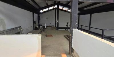 Arriendo bodega en Envigado, barrio Mesa, 240 m2 construidos, 2 baños, piso en concreto, cocineta, puerta camión doble eléctrica. Contacto Juan Cardona 3176418589