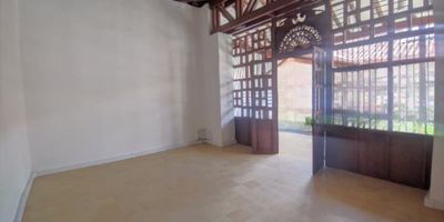 Se arrienda local en excelente zona comercial de Rionegro, sobre vía principal, cuenta con un área de 30mts, con alto flujo peatonal y vehicular. Ubicación estratégica para dar a conocer su negocio!