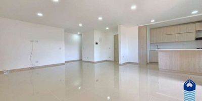 ¡Tu nuevo hogar te espera en La Castellana! Vive con estilo y alta valorizaciónDescubre este espectacular apartamento ubicado en el sexto piso de un moderno edificio en el exclusivo sector de La Castellana. Con una excelente proyección de valorización, este inmueble combina diseño, comodidad y una ubicación estratégica.Cuenta con un área de 104 m² completamente terminada con acabados de alta calidad en cada rincón. Disfruta de una amplia sala comedor con iluminación natural y acceso a un hermoso balcón con vista privilegiada. La cocina integral tipo americana está diseñada para ofrecer funcionalidad y elegancia, perfecta para quienes valoran los espacios modernos.El apartamento incluye tres habitaciones amplias, dos baños, zona de lavado independiente y un parqueadero privado. Todos los espacios han sido cuidadosamente acabados para brindar confort y distinción. Además, el edificio cuenta con ascensor para mayor comodidad.Ubicado en estrato 5, este hogar se encuentra en una zona tranqu