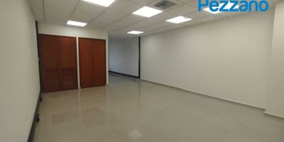 Oficina en arriendo, con 1 baño, 1 parqueadero y 55.6 M2 de comodidad, aquí podrás disfrutar de un ambiente perfecto para potenciar tu negocio. No dejes pasar esta oportunidad única. ¡Contáctame para más información!.