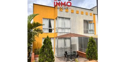 ? Casa Esquinera en Conjunto Privado – Santa Rosa de Cabal

Descubre esta encantadora casa de 93.04 m² distribuidos en dos niveles, ubicada en un exclusivo conjunto cerrado que ofrece una calidad de vida excepcional.

Características del Inmueble:


 
 Primer Nivel:

 
  
  Amplia sala-comedor ideal para reuniones familiares.
  
  
  Cocina funcional con acceso a la zona de ropas.
  
  
  Patio privado perfecto para disfrutar del aire libre.
  
  
  Baño social (medio baño) para visitas.
  
 
 
 
 Segundo Nivel:

 
  
  Habitación principal con baño privado y vestier.
  
  
  Dos habitaciones auxiliares confortables.
  
  
  Baño completo que da servicio a las habitaciones auxiliares.
  
 
 
 
 Adicionales:

 
  
  Casa esquinera que brinda mayor privacidad y luminosidad.
  
  
  Un parqueadero asignado.
  
  
  Estrato 4, con una cuota de administración de $250.000 mensuales.
  
 
 


Amenidades del Conjunto:

Vive en un entorno que combina comodidad y recreación:


 
 Piscinas para adultos y niños.
 
 
 Gimnasio totalmente equipado.
 
 
 Canchas de voleibol playa y convencional.
 
 
 Salón social para eventos y reuniones.
 
 
 Portería privada con vigilancia 24/7.
 


Ubicación Privilegiada – Santa Rosa de Cabal:

Situada en Santa Rosa de Cabal, esta propiedad te permite disfrutar de un clima templado de montaña con una temperatura promedio de 19 °C. El municipio es reconocido por sus aguas termales, como los famosos Termales de Santa Rosa de Cabal, y su cercanía al Parque Nacional Natural Los Nevados, ofreciendo múltiples opciones para el ecoturismo y la relajación.

Además, Santa Rosa de Cabal ha sido galardonada como el destino turístico sostenible número 1 de Colombia, destacándose por su compromiso con el medio ambiente y la calidad de vida de sus habitantes.

? ¿Te interesa?
Contáctanos en InmoHogar y agenda tu cita hoy mismo ? 3152647986 – 3174222177
¡Haz realidad el sueño de tener tu propio hogar!
