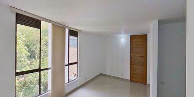 Descubre la combinación perfecta de comodidad y naturaleza en este apartamento bellamente remodelado en Agua Clara, Bello. Con 71 m2 de espacio inteligentemente distribuido, este hogar te ofrece tres acogedoras habitaciones y dos baños modernos, ideales para tu familia. Ubicado en un octavo piso y en estrato 3, disfrutarás de la tranquilidad y la accesibilidad que siempre has deseado. Agua Clara es una zona en pleno desarrollo, lo que garantiza una excelente valorización y acceso a futuras comodidades. Además, su entorno te envuelve en una abundante naturaleza y una paz inigualable, brindándote el escape perfecto del ajetreo diario sin alejarte de la ciudad. Este apartamento no es solo un lugar para vivir, es un santuario donde cada día se siente como una escapada.