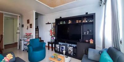 Apartamento en venta ubicado en el barrio El Trianon. Consta de 3 habitaciones, cada una con su respectivo closet, baños completos, sala-comedor, cocina integral, terraza y balcón. La unidad residencial cuenta con portero las 24 horas, ascensores, parqueaderos, piscina, juegos, salón social y cancha múltiple. Se encuentra en una zona residencial tranquila, cercana a colegios, supermercados, tiendas y panaderías, a solo 5 minutos de la clínica de la Policía. Además, cuenta con una buena ruta de transporte público.