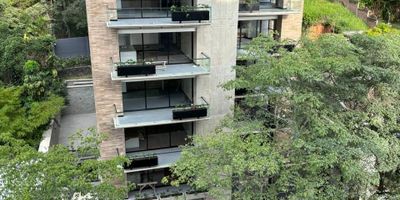 Moderno y exclusivo  apartamento ubicado en el tradicional barrio Juanambú, cerca del sector gastronómico de la ciudad y  centros comerciales, calle tranquila, con vías de acceso y al lado de una reserva natural. Dos apartamentos por piso, ascensor con acceso directo al apartamento, tarjeta inteligente para su ingreso, sistema contra incendios, planta eléctrica al 100%. Área de 146 M2 + 100.4 M2 de terraza ,distribuidos en sala y comedor integrados, balcón con vista, cocina moderna abierta,baño social,  zona de oficios con baño, dos habitaciones, ambas con vestier y baño, closet de linos, dos parqueaderos y depósito. El edificio cuenta en el último piso con una terraza con área de Bbq, Jacuzzi y una espectacular vista a la ciudad