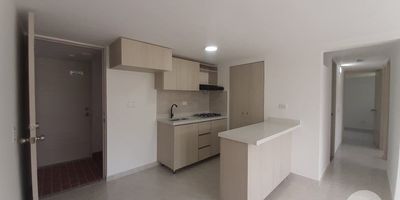 Se se vende apartamento nuevo para estrenar, ubicado en Bello en la unidad cerrada El Bosque, barrio Trapiche. Cuenta con estrato 3, 56 m², 3 habitaciones con closet, cocina integral con barra americana, 2 baños con cabina y espejo, piso en cerámica, zona de ropas independiente, calentador de agua, red de gas, amplio ventanal y se encuentra en el piso 28, ofreciendo una excelente vista. Ubicación estratégica: a solo 10 minutos del CAI de Policía de Valadares y Obra 2Mil, a 15 minutos del parque principal de Bello y a 20 minutos de la estación del metro de Bello.