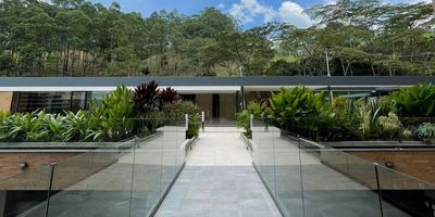 Viva la tranquilidad del campo con la comodidad de la ciudad en este moderno apartamento campestre nuevo ubicado estratégicamente en Las Palmas, a solo minutos del túnel hacia el aeropuerto. Con 117 M2 de área construida, este apartamento en primer piso ofrece acceso directo a una hermosa zona verde privada y al parqueadero, sin necesidad de tomar ascensor, brindando total comodidad y privacidad. Con excelentes acabados y un diseño pensado para maximizar el confort. Hermosa unidad con piscina, turco, salón social y gimnasio. Solo dos torres