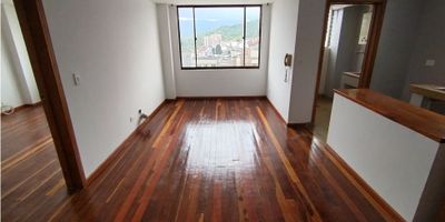 Apartaestudio en arriendo en Avenida Santander Manizales

Oportunidad para vivir en un apartaestudio de 50 m2 en Avenida Santander Manizales, con iluminación natural y una vista panorámica que realza su diseño moderno, ideal para quienes buscan comodidad y estilo.

Descripción de la propiedad

Este apartaestudio ofrece sala comedor integrada con barra estilo americano y cocina equipada, la habitación independiente cuenta con armarios empotrados, el baño se conecta a gas domiciliario, el piso de madera aporta calidez y el garaje privado garantiza seguridad.

Descripción del entorno y acceso

Se ubica sobre vía principal con acceso pavimentado, portería con recepción y transporte público cercano, además está rodeado de centros comerciales, colegios, universidades y un centro médico que cubren todas las necesidades.

Contáctanos

Escríbenos por WhatsApp y recibe atención personalizada, nuestro equipo de Inmobiliaria Castro Rosero te guiará durante todo el proceso de arrendamiento, facilitando cada paso para que disfrutes de tu nuevo espacio.


