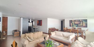 Apartamento primer piso en venta, Chicó Norte
Vive en una de las zonas más exclusivas de Bogotá con este apartamento de 188 m² construidos y 173 m² privados. Ubicado en primer piso con vista exterior, cuenta con 4 habitaciones, 3 baños, vestier, cocina integral con isla, zona de ropas, sala comedor amplia y baño principal con doble lavamanos. Excelentes acabados, pisos en madera laminada, puerta de seguridad y red de gas natural.

El inmueble incluye 2 parqueaderos cubiertos independientes y un cuarto útil. Zona residencial tranquila con fácil acceso por la calle 100, carrera 11, calle 94 y carrera séptima. A pocos pasos del World Trade Center, Universidad Militar y zonas verdes como el Parque Chicó Reservado.

Edificio con vigilancia 24 h, ascensor, citófono y parqueadero de visitantes. ¡Una gran oportunidad de inversión en una ubicación privilegiada! 1