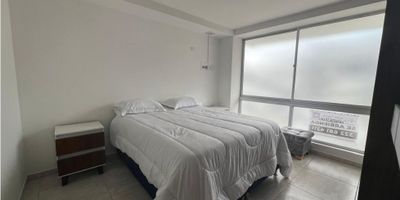 Apartaestudio amoblado en arriendo en Belén Manizales

Oportunidad para estrenar un apartaestudio amoblado de 40 m2 en Belén Manizales, con opción de renta por 2’050.000 con servicios incluidos o 1’750.000 sin servicios, rodeado de luz natural y diseño funcional.

Descripción de la propiedad

El espacio amoblado integra sala comedor y cocina con calentador y gas domiciliario, la habitación independiente ofrece doble ventana y privacidad, el baño principal cuenta con accesorios modernos y el suelo de cerámica y mármol garantiza fácil mantenimiento, además incluye zona de lavandería y acceso para discapacitados.

Descripción del entorno y acceso

Se encuentra cerca de centros comerciales y de la zona urbana con opciones de ocio, colegios y universidades a pocas cuadras, transporte público cercano en vías principales y un centro médico que aporta tranquilidad y seguridad.

Contáctanos

Escríbenos por WhatsApp para recibir información detallada y agendar visita, nuestro equipo de Inmobiliaria Castro Rosero te asesorará en todo el proceso de arrendamiento para que disfrutes tu nuevo hogar sin complicaciones.


