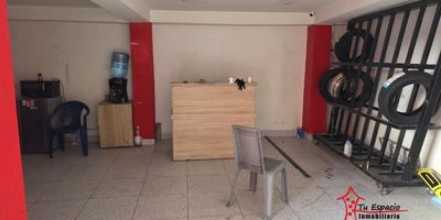 Bodega en arriendo en El Chagualo, Medellín primer piso de 200 m2 aproximadamente, cuenta con 3 baños.&nbsp;Adicional tiene rutas de acceso y transporteCercanías:&nbsp;Delicias del chagualo, Mundo llantas y mas chagualo.Para mayor información contáctame Melissa Salazar 3147757934
