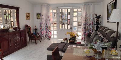 Casa en el centro de Pereira, completamente remodelada, altillo de 2.70 X 3, y mesanine de 4X 4 redes de alcantarillado, hidraulicos y eléctricas nuevas.
Ubicacion estrategica, de un solo nivel.