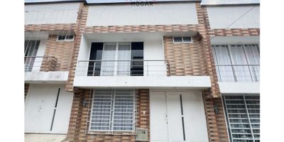 ¡Moderna, amplia y en una zona con gran proyección! Casa en venta en Santa Rosa de Cabal – Sector La Hermosa

Te presentamos esta hermosa casa de 150 m² construidos, ubicada en una zona residencial tranquila y de alta valorización en Santa Rosa de Cabal. Disfruta de espacios generosos, acabados modernos y una excelente ubicación para vivir o invertir.

Características principales:
    •    Puerta garaje con espacio para vehículo de gran tamaño
    •    Sala y comedor independientes con excelente iluminación natural
    •    Cocina integral tipo americana, equipada con electrodomésticos y muebles superiores e inferiores
    •    1 habitación en el primer piso
    •    Baño social completo con acabados de lujo
    •    Patio de ropas amplio con lavadero y calentador
    •    Segundo nivel:
    •    Habitación principal con baño privado, vestier y balcón
    •    2 habitaciones auxiliares
    •    Baño social completo

Ubicación estratégica:
La propiedad se encuentra en el sector La Hermosa, un área en crecimiento y desarrollo, con fácil acceso a transporte público, supermercados, colegios y zonas comerciales. Además, muy cerca de la nueva obra vial que conectará directamente esta zona con la Autopista del Café, lo que impulsará aún más su valorización.

¡Una casa con todo lo que buscas!
Contáctanos para más información o para agendar tu visita.
? +57 3152647986 – +57 3174222177 Inmohogar, construyendo sueños junto a ti.

 
