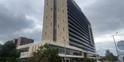 Oficina moderna ubicada en el Barrio Pontevedra en edificio triple AAA, área construida 80,64 m2 y área privada 75,77 m2. Piso alto, exterior, amplios ventanales con excelente iluminación natural
Hermosa vista panorámica, iluminación panel led, red contraincendios, citofonía, cableado estructural, espacio abierto para adecuar según necesidad y dos parqueaderos. 
El edificio cuenta con auditorio, salón de conferencias, plazoleta de comidas, terraza con espacios adecuados para esparcimiento y almuerzo de empleados, cafetería, parqueadero de visitantes, vigilancia 247. Estratégicamente ubicado rodeado de importantes vías de acceso como la Avenida Boyacá, Calle Ochenta, Avenida Suba, Avenida Sesenta y Ocho, Avenida Pepe Sierra y Avenida Morato, cerca de importantes centros comerciales como Titán Plaza y La Floresta, una zona comercial con un mercado dinámico en constante crecimiento.
El edificio cuenta con 15 pisos de altura para 179 oficinas plazoleta comercial en primer con 35 locales comerciales, vigilancia 24 horas, cámaras de seguridad.