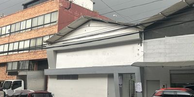 Propiedad comercial excelentes vias de acceso, a tres cuadras de la calle 170 y muy cerca a la autopista norte . 
300 m2 de construcción, de los cuales 275m2 son area libre de bodega y 25 m2 dos areas paraoficina y baño mixto
Carga de 15 kva. Uso comercial, industrial y almacenamiento
Lote con Frente de 10 mts x fondo de 30 mts. Sobre vía secundaria con buena circulación vehicular y peatonal. 
Zona mixta, predominio de entidades prestadoras de salud, taller automotriz , industria de bajo impacto entre otros.
Agenda tu visita