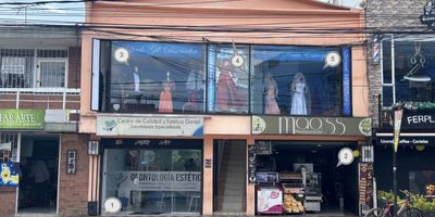 ATENCION INVERSIONISTA, esta casa Comercial de 380 m2 de área construida, ubicada sobre la calle 150 entre la autopista norte y la avenida 19, con alto tráfico vehicular y movimiento peatonal, zona en la que puedes encontrar droguerías, restaurantes, papelerías, cafeterias ferreterías, entre otros comercios.
Consta de cinco locales, dos en el primer piso donde actualmente funciona un centro odontológico y un restaurante y tres en el segundo piso donde funciona un centro de modas.
Todos están totalmente adecuados para la oferta comercial, y cuentan con una excelente vitrina, cuentan con servicios independientes, el de acueducto con lectura individual de consumo.
Actualmente están RENTANDO con contratos superiores a CINCO años de antigüedad. 
El área de lote de esta propiedad es de 210 m2.
Frente 8m x fondo de 26.5 m. 
AGENDA TU VISITA.
