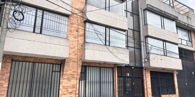 Bodega ubicada en barrio la granja, localidad de barrios unidos, área construida de 1397 m2, lote de 714 m2 (18, 5m x 38,6 m).20 kva de energía y piso con capacidad de 2 a 3 toneladas x m2, sector de uso mixto, vivienda unifamiliar y comercio

PISO 1:  Área de bodega libre, a doble altura, recepción y baños 714 m2
Mezanine y oficinas 150 m2 
PISO 2: Oficinas y baños 126 m2
PISO 3: Oficinas y baños 203,5 m2 
PISO 4: Oficinas terraza y baños 203, 5 m2
Es una construcción de buenas especificaciones constructivas, con altura doble en área de bodega, su estructura tradicional en concreto con muros en ladrillo, cubierta en teja de asbesto-cemento sobre estructura metálica, fachada en ladrillo a la vista y puertas de acceso metálicas.
Las principales vías de acceso al sector son la Avenida Boyacá, La Avenida Calle 80, La Avenida 68 y la Avenida Ciudad de Cali, vías que logran comunicar fácilmente con el resto de la ciudad.