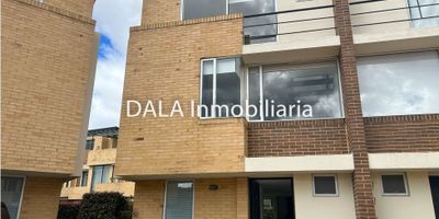 DALA Inmobiliaria vende acogedora casa en Cajicá, conjunto cerrado, sector de alta valorización, en el primer piso encontraras: sala comedor con chimenea, 1 deposito, y salida a la zona verde, amplia cocina con zona de lavandería. 2 parqueaderos descubiertos, en el segundo piso: estudio, 2 habitaciones con closet, una con balcón  y la otra con una amplia terraza, y baño completo que comparten las dos habitaciones. En el tercer piso. habitación principal con chimenea, walk-in closet, baño, privado y terraza cubierta. La casa te ofrece terraza posterior con zona de BBQ. tiene 23.70 Metros que corresponden a las terrazas y balcón. El conjunto cuenta con zonas verdes, zona para mascotas, salón social, gimnasio, cancha de fútbol, parque infantil y terraza para la zona de BBQ, vigilancia 24 horas, sobre via principal,colegios, universidades y trasporte público, conjunto de 81 casas.

Si estás buscando inmobiliarias en Cajicá, somos tu mejor opción. También manejamos Bienes Inmuebles en Chía y Cota. COD.1902. E

