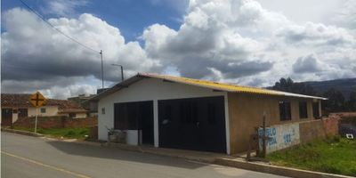 Código: 9292FR635 Venta de espectacular casa ubicada en el centro de Oicata. Cuenta con servicios públicos de agua y luz, la casa consta de cuatro habitaciones, un baño, sala-comedor, zona de lavandería, cocina equipada y garaje.

¡Lo mejor de todo es negociable y se aceptan permutas!!!! Contáctanos para obtener mayor información…
