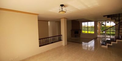 Casa Campestre en venta en la Vía Armenia en área independiente, cerca a restaurantes, rutas de transporte público y servicios complementarios de la zona. Cuenta con salacomedor, chimenea, estudio, estar de tv y comedor auxiliar. Esta casa tiene pisos en cerámica, siete habitaciones con closet, cinco baños, cocina integral en mesón de acero, estufa, calentador a gas, área de servicios, zona de ropas, patio, jardín y antejardín. Posee además de diez parqueaderos con cuarto útil, citófono y alarma para una mayor seguridad. Inmueble sujeto a verificación de disponibilidad.