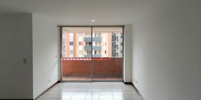 Apartamento en venta en unidad cerrada ubicada en un sector residencial, tranquilo, con fácil acceso y salida a vías principales, rutas de transporte público, con conexión a gran variedad de servicios complementarios de la zona. Cuenta con piso en cerámica, sala comedor, 3 alcobas con closet, baño en la principal, baño social, cocina integral cerrada, cuarto útil, zona de ropas, alcoba de servicio, baño de servicio, balcon y parqueadero paralelo cubierto  Conjunto cerrado con ascensor y zonas sociales que incluyen piscina, gimnasio, salón social, sauna, turco, parques infantiles, placa polideportiva, zonas verdes, vigilancia y portería 24 horas y circuito cerrado de tv.  inmuebles sujetos a verificacion de disponibilidad
