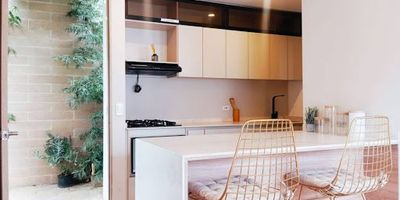 Venta de cesión de derechos de apartamento en la Ceja, se entrega en Noviembre del 2025, este proyecto está ubicado en uno de los sectores mas exclusivos como lo es la zona de Don Diego, con 66.18 m2 distribuidos en sala comedor, cocina integral abierta con muebles superiores e inferiores, balcón, 3 alcobas principal con baño y Vestier, 2 baños. El apartamento cuenta también con parqueadero privado cubierto y cuarto útil. La unidad contará con zonas comunes como cancha deportiva, club house, coworking, fogata, zona de juegos infantiles, sendero ecológico, turco, sauna, spa de bicicletas, spa, salón social, GYM, piscinas, zona de mascotas y BBQ. Muy cerca al aeropuerto internacional. Para mas información, comunícate con nosotros, llama ahora. 