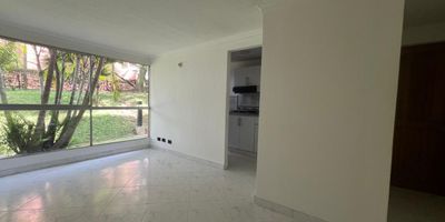 Apartamento en venta en unidad cerrada en entorno tranquilo, con amplio desarrollo urbanístico y facil acceso a rutas de transporte publico. Piso en ceramica, sala comedor, 3 alcobas con baño en la principal, baño social, cocina integral cerrada, balcon y zona de ropas. Conjunto cerrado sin ascensor, piscina, salon social, parqueaderos comunes, parques infantiles, zonas verdes, vigilancia y porteria 24 hrs, y circuito cerrado de tv.
inmuebles sujetos a verificacion de disponibilidad