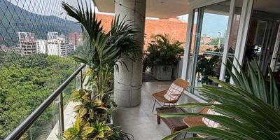 Apartamento excelente ubicación    consta de   sala, comedor , terraza grande con vista , cocina abierta moderna, zona de oficios, cuarto de empleada con baño, sala auxiliar, baño social, Estudio, 3 habitaciones todas con baño y closet,  habitación  principal con vestier amplio y baño doble, 2 parqueaderos, 1 depósito , zona social: piscina niños y adultos , sauna, gimnasio, salón social, juegos infantiles  , vigilancia.