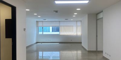 Oficina en arriendo en edificio empresarial, el cual cuenta con una excelente ubicacion, con fácil acceso y salida desde las vías princilales, rutas de transporte público, cerca a cooperativas, centros de salud, y una gran variedad de servicios complementarios del sector.  Cuenta con piso en porcelanato, 2 espacios,divisiones en drywall, 2 baños , cocineta, cableado de red, techo cielo raso, aire acondicionado central y parqueaderos. Edificio con ascensor, baños comunales, bahía de parqueo, auditorio, parking visitantes con costo, planta eléctrica, además vigilancia y portería 24 horas, citofonía, circuito cerrado de Tv. Inmuebles sujetos a verificación de disponibilidad