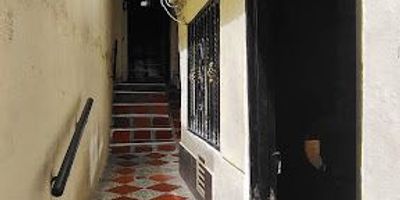 Casa en vena en Manrique Oriental, es interna y cuenta con 3 niveles para un total construido de 84 m2. Su ubicación estratégica cerca al parque Gaitán y Batallón Girardot, zona comercial y rutas de transporte. La casa ha sido remodelada y cuenta en el primer nivel con Sala comedor, cocina integral, baño social. En el segundo nivel cuenta con 3 alcobas y baño social, Y en el tercer nivel cuenta con 2 alcobas y patio con zona de ropas. 950-3632