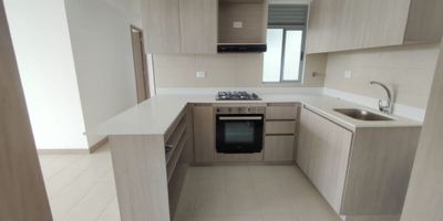 Apartamento en arriendo en Rionegro, cerca al éxito.
Cuenta con 78m2 construidos, piso 9, 3 habitaciones con clóset, 2 baños completos, sala comedor, cocina integral, zona de ropas, balcón con vista panorámica, iluminación natural, parqueadero cubierto y cuarto útil.
La unidad es cerrada, cuenta con zonas comunes y húmedas próximas a entregar, portería 24 horas, fácil acceso a transporte público, esta ubicado a media cuadra del centro comercial Éxito.
