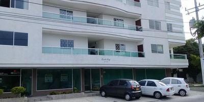 Se arrienda apartaestudio en La Concepción, Barranquilla, Atlántico. Este apartaestudio de 45 m² ofrece un espacio cómodo con 1 habitación y 1 baño. Ubicado en el primer piso, se encuentra en buen estado, siendo amplio y fresco. El edificio cuenta con vigilancia, aportando tranquilidad. Su ubicación en el estrato 4 es excelente, cerca del Zoológico de Barranquilla y de diversos supermercados. El canon de arriendo es de $1.100.000. Para conocer más o agendar una visita, contáctenos vía WhatsApp, pida que le contacten o revise los teléfonos disponibles.