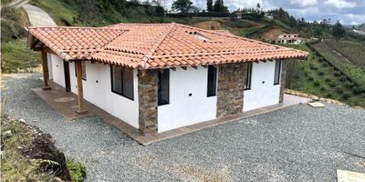 Casa finca, mil quinientos metros de lote y ciento veinte metros de casa, En el oriente antioqueño, a solo 25 minutos del aeropuerto internacional José María Cordova, sector vereda Santa Barbara, Rionegro. Se llega por via pavimentada todo, hasta la entrada para la casa, son cien metros de via destapada muy buena para automóvil. Zona muy segura y bien habitada con excelentes vecinos, la casa posee sistema de alarma conectado a la policia y a la empresa de seguridad, y también se maneja por via intenet con aplicación desde el teléfono. Hermosa vista, casa para estrenar de tres habitaciones y dos baños, toda en material y madera de excelente calidad. Casa fresca y amplia.
