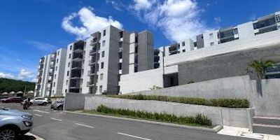 Se vende apartamento de 51 m con vista exterior, en estado de obra gris, ideal para estrenar y adecuar a tu gusto. El inmueble cuenta con 3 habitaciones, 1 baño, sala-comedor, cocina integral tipo americana, balcón y zona de lavandería independiente. Incluye parqueadero asignado no propio. El conjunto residencial ofrece excelentes zonas comunes y servicios como vigilancia 24 horas, recepción, parqueadero de visitantes, salón social, gimnasio, piscina, zona infantil, salón de juegos, cancha de fútbol y terraza con zona BBQ.Una excelente oportunidad para vivir o invertir en un espacio con gran proyección.