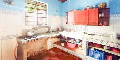 En venta cómoda casa primer piso ubicada en el barrio Cristóbal, nos ofrece una área de 230 metros, sala comedor, 5 alcobas, sala, comedor,  1 baños, cocina sencilla, 2 patios, garaje, 10metros de frente X 23 fondo, con posibilidad de construir hasta 4 pisos, baja mixtura.