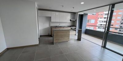 Apartamento en venta Envigado, Señorial. Con una área construida de 66.50 M2, Sus 2 amplias alcobas y 2 baños completos, uno de ellos en la habitación principal, brindan el espacio perfecto para el descanso y la privacidad de cada uno de sus habitantes. Con modernos acabados, amplios espacios, y excelente iluminación. La urbanización cerrada cuenta con excelentes comodidades y servicios, como un gimnasio, piscina para refrescarte en los días calurosos, salón comunal para realizar reuniones y eventos. Además, la seguridad está garantizada con portería y recepción las 24 horas y circuito cerrado de TV. El entorno de zonas verdes y cancha de baloncesto será ideal para que tus hijos puedan jugar y disfrutar al aire libre. Y gracias a su ubicación sobre una vía principal, tendrás acceso a todo tipo de establecimientos y servicios a pocos minutos de distancia. ¡Contáctanos ahora mismo!