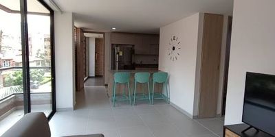 ¡Apartamento en Arriendo – Laureles La Castellana!  
A solo una cuadra de la Av. 80 – Ubicación estratégica y tranquila. 
Apartamento de 95 m².
Características del apartamento: 
3 habitaciones con clóset   vestier en la principal. 
2 baños cabinados. 
Sala comedor iluminada. 
2 balcones con excelente vista (frontal a la calle y lateral a la carrera). 
Cocina integral con red de gas. 
Zona de ropas independiente con calentador.  
Parqueadero privado.  
Tercer piso, sin ascensor. 
Zona residencial segura y de alta valorización. 
Fácil acceso a transporte público, colegios, supermercados y zonas comerciales. 
Contáctanos para más información o agendar tu visita: 

