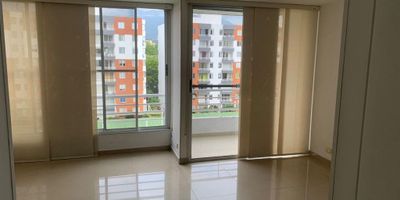 VENDO, Apartamento en piso 6, ven y descubre este encantador apartamento ubicado en una de las zonas más exclusivas de la ciudad. Con 3 habitaciones amplias y luminosas, 2 baños modernos y funcionales, y 84 metros cuadrados distribuidos de manera inteligente para aprovechar al máximo cada espacio. Además, cuenta con 1 parqueadero para tu comodidad., y cuenta con persianas, amplio Balcón vista interna , la unidad cuenta con piscina , Gym, con máquinas, salón y juegos infantiles, 
Imagina despertar cada mañana en este acogedor hogar, disfrutando de la tranquilidad y la armonía que ofrece. Su diseño interior te invita a relajarte y desconectar del ajetreo diario. La ubicación estratégica te brinda acceso a una amplia variedad de servicios, comercios , centro comercial jardín plaza, Unicentro, clínica valle del Lili, Univalle, ICESI, Javeriana, entre otras y áreas verdes para tu disfrute., Ven y no pierdas la oportunidad de hacer de este apartamento tu nuevo hogar. Contáctame hoy mismo para agendar una visita y descubrir todas las bondades que este inmueble tiene para ofrecerte.,