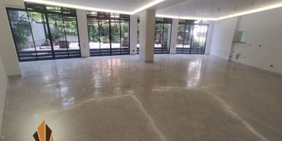 Local en arriendo en la Milla de Oro, El Poblado.
¡Este local es una oportunidad única! Con 230 metros cuadrados, puerta  vitrina, red de gas natural, ventanales para una mayor iluminación, en un piso 2 con un espacio abierto ideal para su empresa, piso en baldosa. En el piso hay baños mixtos con personal de aseo siempre disponible . 2 parqueaderos cubiertos paralelos. El centro comercial cuenta con seguridad  24 horas, citofonia, ascensor, sala de espera ( lobby ), shut de basura, baños en cada piso, este espacio es perfecto para Ideal para consultorios, oficinas o tiendas ocultas. Está ubicado en una zona privilegiada, cerca de Av. el Poblado, centro comercial Santafé, zonas bancarias, Oviedo, san Fernando plaza. Mixtura Alta 
 Nota: el valor del arriendo no incluye IVA. Aplica cobro de IVA según la normatividad vigente.  Si estás buscando un lugar para iniciar tu negocio, ¡este es el lugar perfecto!  ¡Contáctanos!