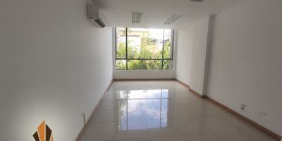 Local en arriendo en la Milla de Oro, El Poblado.
¡Este local es una oportunidad única! Con 46 metros cuadrados, puerta  vitrina, ventanales para una mayor iluminación, en un piso 5 con un espacio abierto ideal para su empresa, piso en cerámica. En el piso hay baños mixtos con personal de aseo siempre disponible. 1 parqueadero cubiertos en paralelo. El centro comercial cuenta con seguridad  24 horas, citofonia, ascensor, sala de espera ( lobby ), shut de basura, baños en cada piso, este espacio es perfecto para Ideal para consultorios, oficinas o tiendas ocultas. Está ubicado en una zona privilegiada, cerca de Av. el Poblado, centro comercial Santafé, zonas bancarias, Oviedo, san Fernando plaza. Mixtura Alta 
 Nota: el valor del arriendo no incluye IVA. Aplica cobro de IVA según la normatividad vigente.  Si estás buscando un lugar para iniciar tu negocio, ¡este es el lugar perfecto!  ¡Contáctanos!
