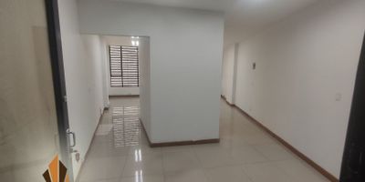 Local en arriendo en la Milla de Oro, El Poblado.
¡Este local es una oportunidad única! Con 46 metros cuadrados, puerta  vitrina, ventanales para una mayor iluminación, en un piso 5 con un espacio abierto ideal para su empresa, piso en cerámica. En el piso hay baños mixtos con personal de aseo siempre disponible. 1 parqueadero cubiertos en paralelo. El centro comercial cuenta con seguridad  24 horas, citofonia, ascensor, sala de espera ( lobby ), shut de basura, baños en cada piso, este espacio es perfecto para Ideal para consultorios, oficinas o tiendas ocultas. Está ubicado en una zona privilegiada, cerca de Av. el Poblado, centro comercial Santafé, zonas bancarias, Oviedo, san Fernando plaza. Mixtura Alta 
 Nota: el valor del arriendo no incluye IVA. Aplica cobro de IVA según la normatividad vigente.  Si estás buscando un lugar para iniciar tu negocio, ¡este es el lugar perfecto!  ¡Contáctanos!