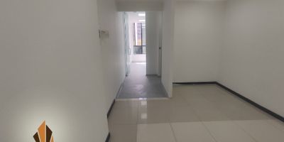 Local en arriendo en la Milla de Oro, El Poblado.
¡Este local es una oportunidad única! Con 46 metros cuadrados, puerta  vitrina, ventanales para una mayor iluminación, en un piso 5 con un espacio abierto ideal para su empresa, piso en cerámica. En el piso hay baños mixtos con personal de aseo siempre disponible. 1 parqueadero cubiertos en paralelo. El centro comercial cuenta con seguridad  24 horas, citofonia, ascensor, sala de espera ( lobby ), shut de basura, baños en cada piso, este espacio es perfecto para Ideal para consultorios, oficinas o tiendas ocultas. Está ubicado en una zona privilegiada, cerca de Av. el Poblado, centro comercial Santafé, zonas bancarias, Oviedo, san Fernando plaza. Mixtura Alta 
 Nota: el valor del arriendo no incluye IVA. Aplica cobro de IVA según la normatividad vigente.  Si estás buscando un lugar para iniciar tu negocio, ¡este es el lugar perfecto!  ¡Contáctanos!