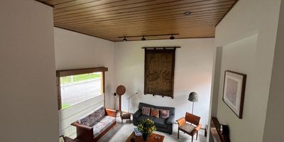 Descubre esta espectacular casa de 220 m² en un exclusivo conjunto cerrado en La Calleja. Perfecta para tu familia, cuenta con 3 amplias habitaciones, 3.5 baños, una cocina cerrada, comedor y una sala independiente ideal para reuniones. Además, disfrutarás de un estudio para tus proyectos y un sótano (basement) que puedes adaptar a tus necesidades. Incluye 2 parqueaderos y una encantadora terraza interior para tus momentos de relax.

¡Vive la comodidad y seguridad que siempre soñaste! Contáctanos para agendar una visita.